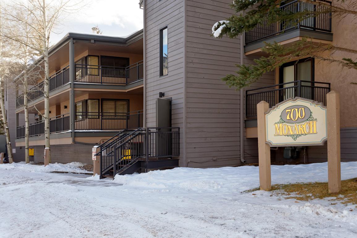 700 Monarch by Frias